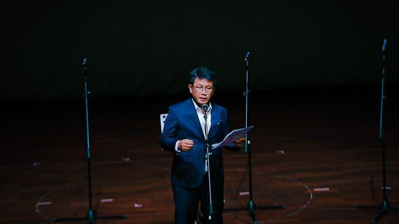 Anggota DPR RI menyuarakan pentingnya perlindungan komedian dari kriminalisasi, menyusul laporan terhadap Pandji Pragiwaksono. Seni dianggap sebagai alat kritik, bukan sekadar hiburan, dan harus dilindungi.