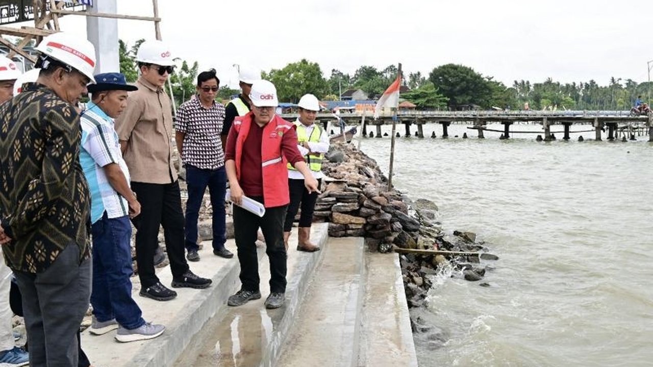Bupati Lampung Selatan, Radityo Egi Pratama, memastikan Pembangunan KNMP Lampung Selatan di Desa Ketapang berjalan sesuai rencana, memberikan manfaat optimal bagi nelayan, dan berpotensi menjadi destinasi wisata baru.