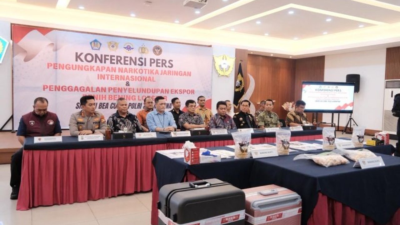 Upaya penyelundupan 98.165 benih lobster berhasil digagalkan Bea Cukai di Bandara Soekarno-Hatta. Empat pelaku ditangkap, mengungkap jaringan ilegal yang mengancam ekosistem laut dan industri perikanan nasional.