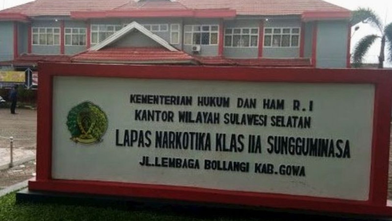 Video viral narapidana asyik video call di dalam sel Lapas Narkotika Sungguminasa memicu penindakan. Pihak Lapas Sungguminasa menegaskan penggunaan ponsel adalah pelanggaran berat yang akan ditindak sesuai aturan.