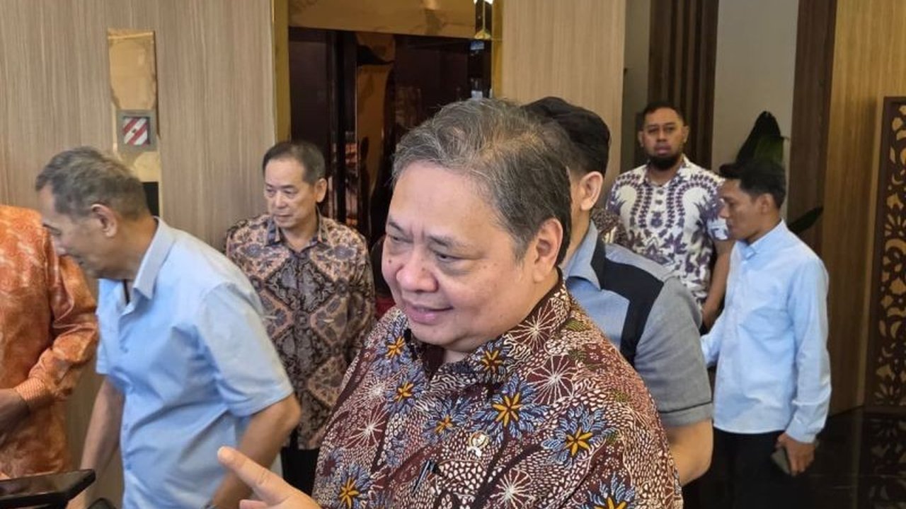 Kabar baik bagi pelaku UMKM di Aceh, Sumatera Utara, dan Sumatera Barat! Pemerintah akan membebaskan bunga KUR UMKM yang terdampak bencana mulai tahun 2026, sebuah kebijakan strategis untuk mendorong pemulihan ekonomi di wilayah tersebut.