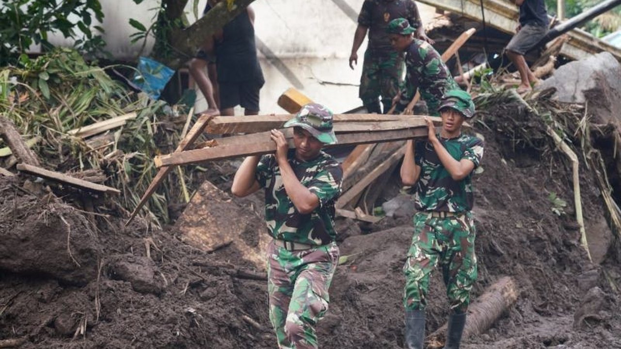 Kodam Merdeka buka akses jalan Paseng di Pulau Siau pasca banjir bandang. Upaya kolaboratif ini bertujuan mempercepat pemulihan dan meringankan beban masyarakat terdampak bencana.
