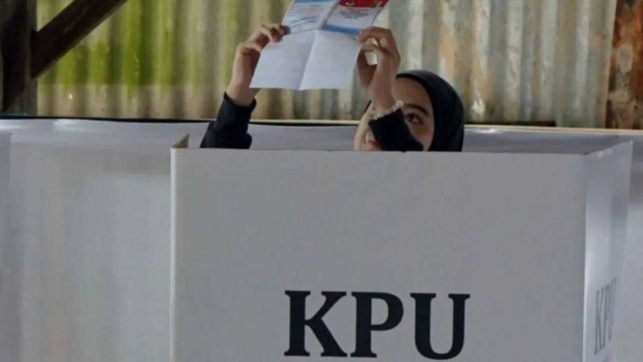 Survei Populi Center menunjukkan mayoritas masyarakat Indonesia masih kuat menginginkan Pilkada Langsung. Temuan ini menyoroti pentingnya reformasi partai politik jika mekanisme pemilihan diubah.