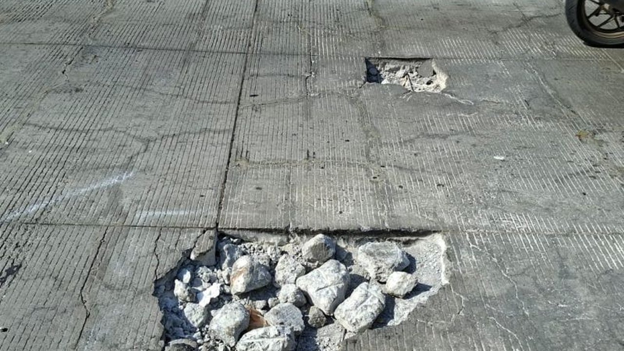 Dinas Bina Marga DKI Jakarta bergerak cepat menambal jalan berlubang di Flyover Pesing, Jakarta Barat, menyusul banyaknya keluhan mobil pecah ban. Kondisi jalan berlubang Jakarta Barat ini kerap dikeluhkan warga.