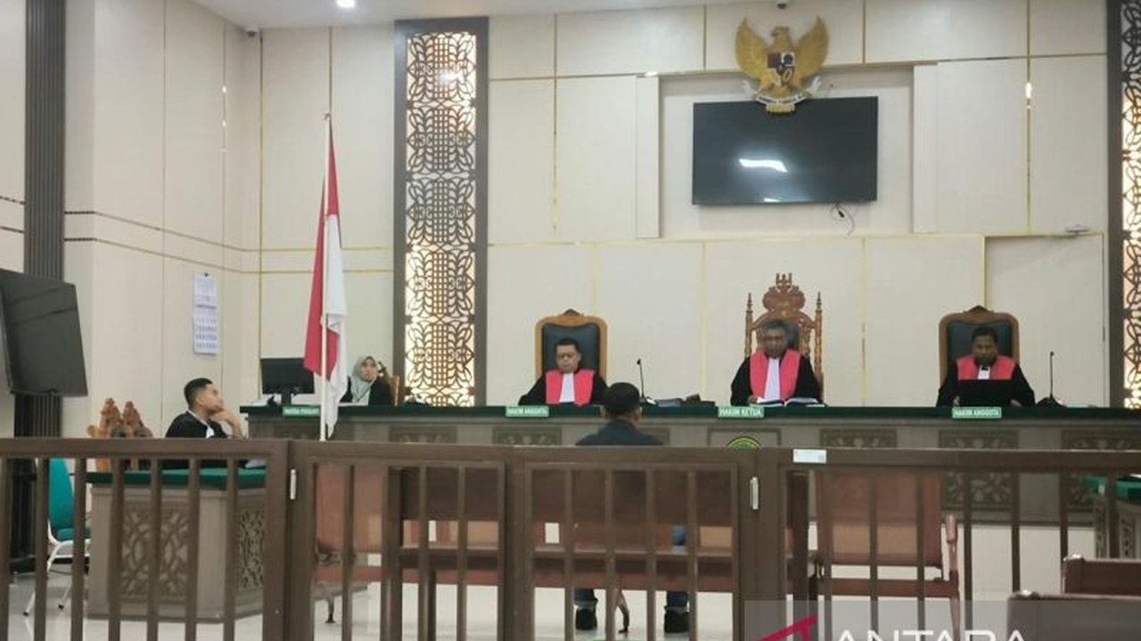 Dua terdakwa kasus Korupsi Gedung Arsip Aceh Timur divonis hukuman penjara dan denda. Temukan bagaimana modus operandi dan berapa kerugian negara yang ditimbulkan dalam kasus ini.