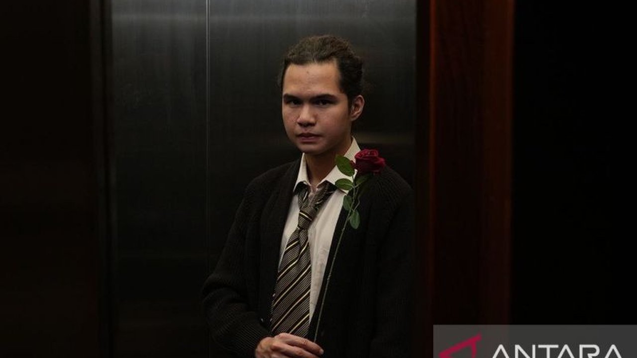 Dul Jaelani merilis single terbaru berjudul 'Sebenarnya, Selamanya…', sebuah karya yang jujur dan emosional, mengajak pendengar menyelami kompleksitas cinta.