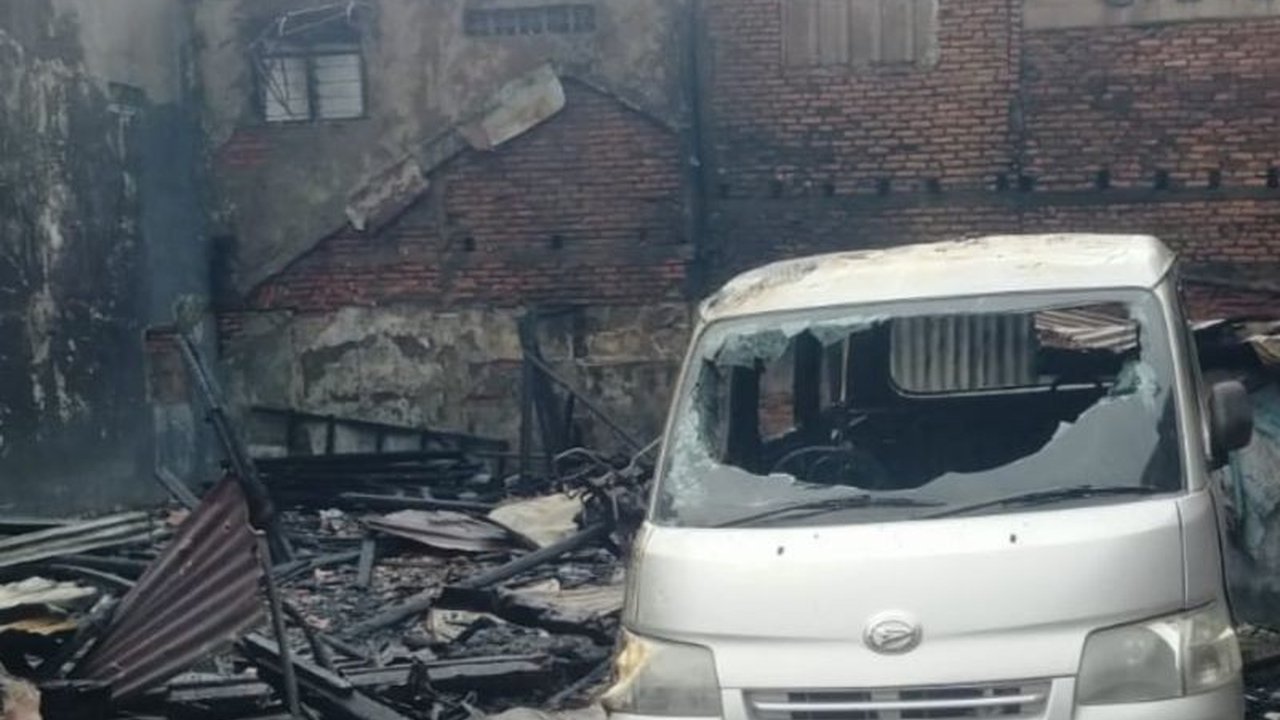 Suku Dinas Gulkarmat Jakarta Utara mengerahkan 65 personel untuk sigap padamkan kebakaran rumah dan mobil di Tanjung Priok, Jakarta Utara. Diduga akibat korsleting listrik, kerugian ditaksir mencapai ratusan juta rupiah. Simak detail penanganan cepat Gulk