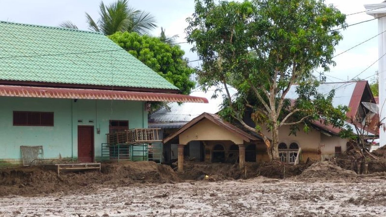 Masyarakat terdampak banjir bandang dan longsor di Pidie Jaya sangat berharap percepatan pembersihan rumah dari timbunan lumpur, terutama menjelang bulan suci Ramadhan.