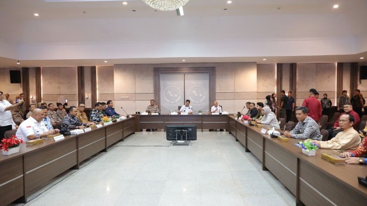 Satuan Tugas (Satgas) Timah di Bangka Belitung mendesak penerapan izin tambang digital untuk memberantas pungutan liar (pungli), meningkatkan transparansi, dan akuntabilitas tata kelola penambangan timah. Langkah ini diharapkan membawa perbaikan menyeluru