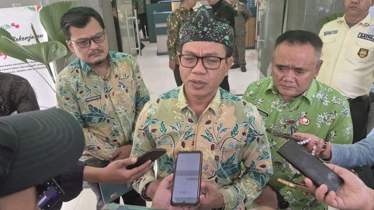 Bupati Bandung Dadang Supriatna mendesak Badan Kepegawaian dan Pengembangan Sumber Daya Manusia (BKPSDM) untuk segera memenuhi kekurangan 4.900 tenaga pendidik di wilayahnya. Upaya ini menjadi prioritas demi memastikan hak dasar masyarakat atas pendidikan