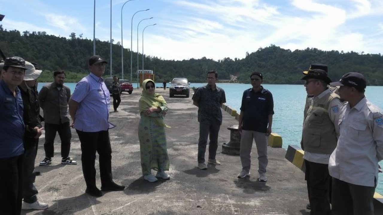 Pembangunan sisi darat Pelabuhan Teluk Tapang di Pasaman Barat akan dimulai tahun ini, dengan alokasi anggaran Rp90 miliar dari Kementerian Perhubungan, diharapkan mampu meningkatkan perekonomian lokal dan regional secara signifikan.