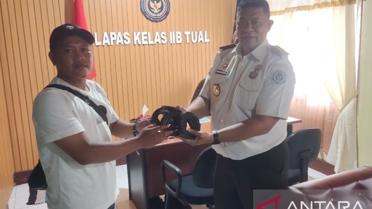 Lembaga Pemasyarakatan (Lapas) Tual sukses melatih warga binaan pemasyarakatan (WBP) membuat berbagai kerajinan kayu arang, termasuk sabuk unik, yang kini memiliki nilai ekonomis dan menembus pasar UMKM lokal.