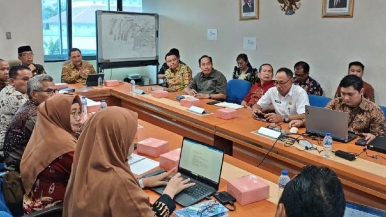 Pemerintah Kabupaten Kapuas menerima pendanaan Rp120 miliar dari Bank Dunia melalui Kemendagri untuk program Pengelolaan Sampah Kapuas, menandai langkah besar menuju lingkungan yang lebih bersih dan berkelanjutan.