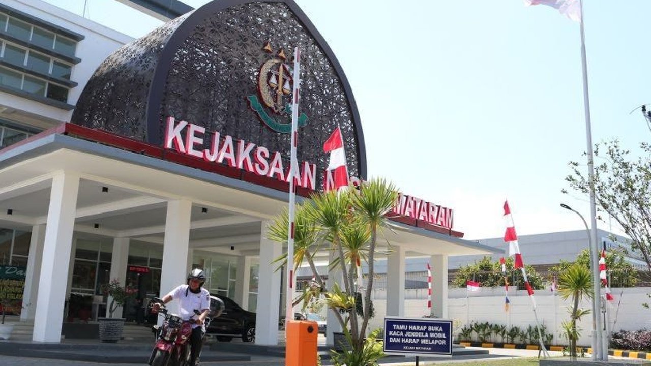 Kejaksaan Negeri Mataram sedang menelaah berkas perkara dua tersangka kasus tambang emas ilegal di Sekotong, Lombok Barat, termasuk seorang WNA, yang kini menunggu keputusan jaksa.