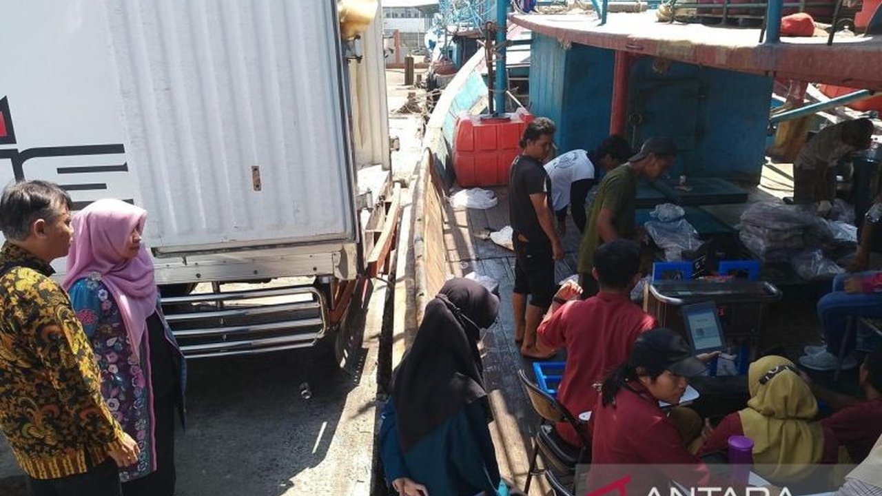 Pemerintah Kota Cirebon mencatat realisasi **produksi perikanan Cirebon 2025** secara signifikan melampaui target, menunjukkan kinerja positif dan kontribusi besar bagi ketahanan pangan daerah serta pendapatan asli daerah.