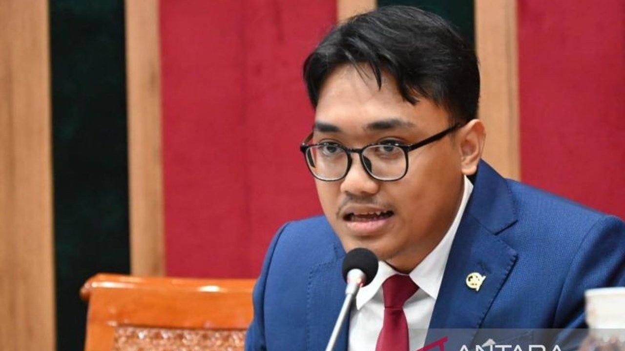 Anggota Komisi X DPR RI mengingatkan para guru untuk memanfaatkan smartboard secara tepat guna dalam mendukung digitalisasi pendidikan, bukan untuk aktivitas tidak relevan.