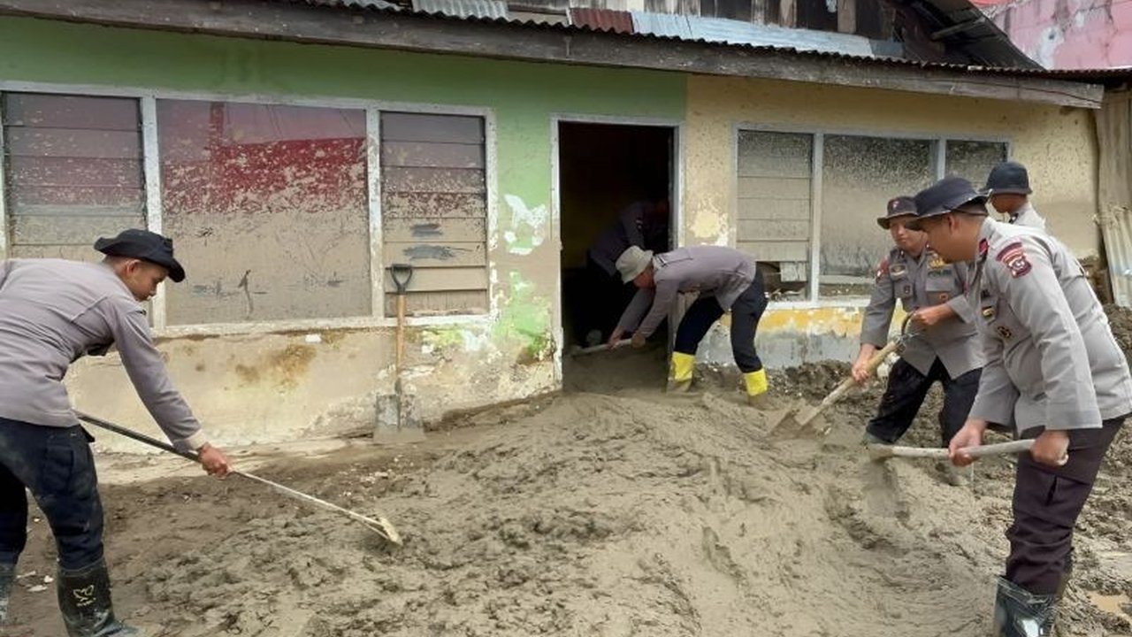 Satuan Brimob Nusantara bergerak cepat membersihkan rumah dan jalan terdampak bencana di Sumatera Barat, memastikan pemulihan aktivitas warga. Upaya Brimob Bersihkan Bencana Sumbar ini menunjukkan kepedulian terhadap masyarakat dan lingkungan.