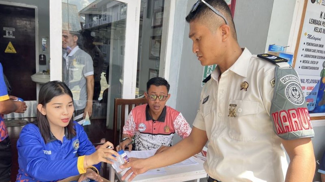 Lapas Kelas IIB Tolitoli melaksanakan tes urine massal bagi seluruh pegawai dan warga binaan sebagai komitmen pencegahan narkoba. Hasil tes urine Lapas Tolitoli menunjukkan semua negatif, menandakan upaya deteksi dini yang efektif dan lingkungan yang bers