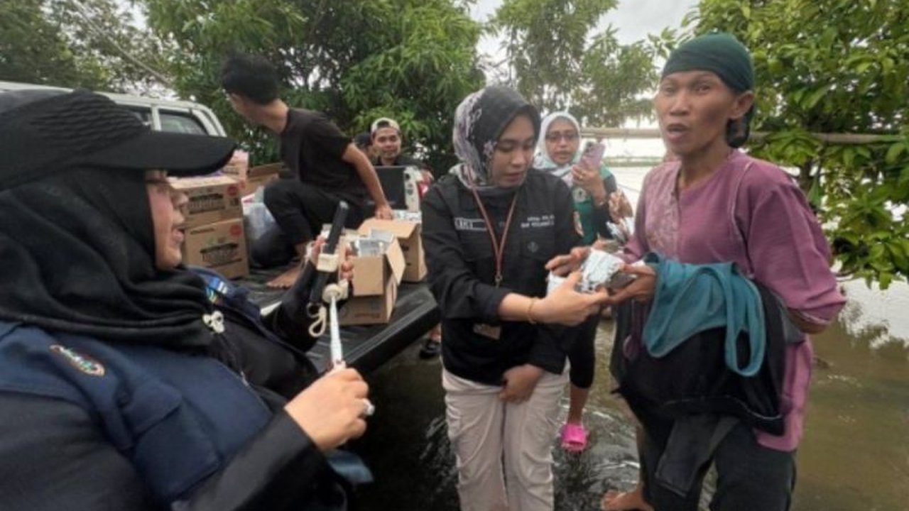 Dinas Kesehatan Provinsi Kalsel bergerak cepat menyalurkan Pelayanan Kesehatan Banjir kepada masyarakat di Desa Pejambuan, Kabupaten Banjar, memastikan warga tetap sehat pascabencana.