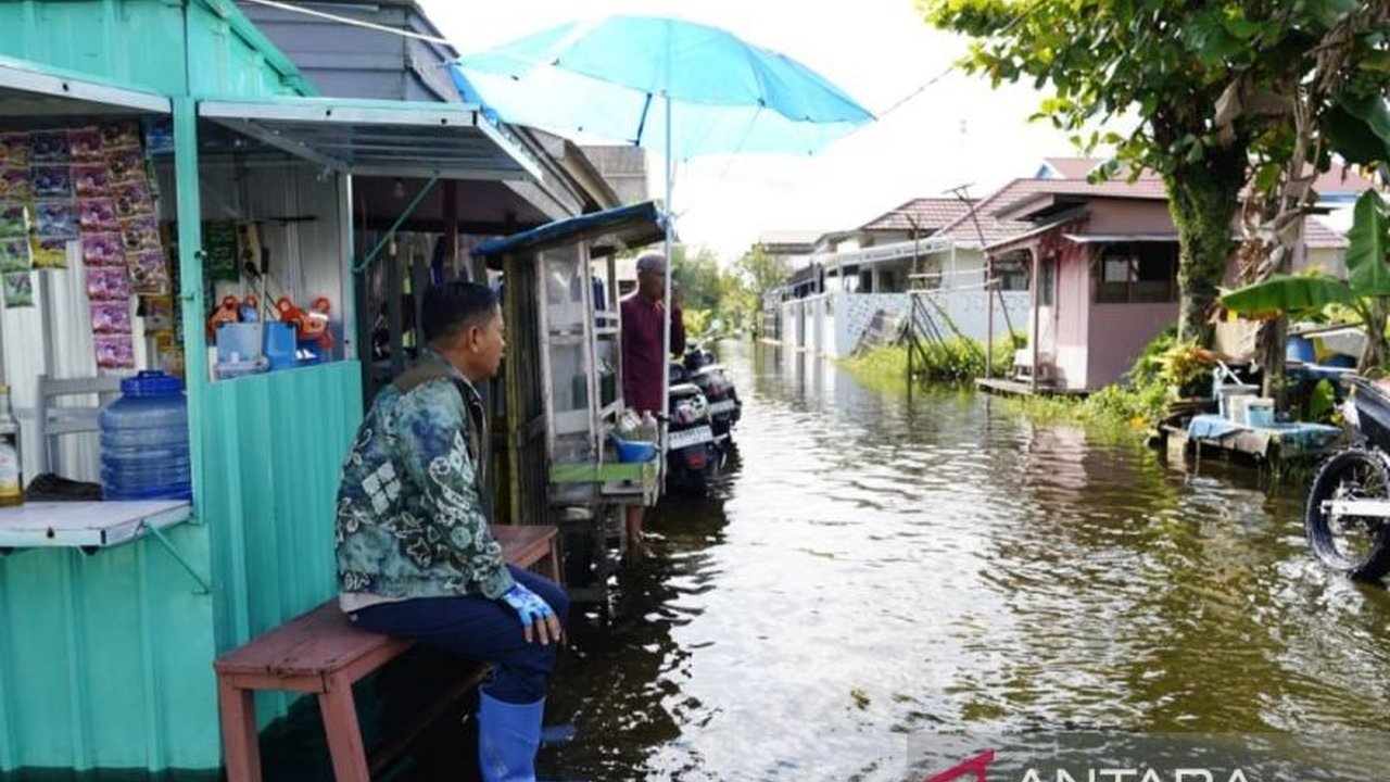 Wali Kota Banjarmasin tinjau titik banjir yang belum surut di sejumlah wilayah, mencari akar masalah genangan air yang tak kunjung reda. Apa penyebab utamanya dan bagaimana langkah penanganannya?