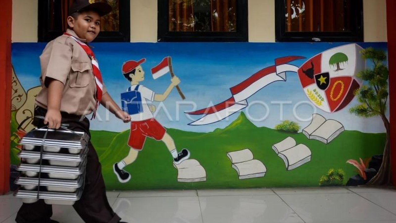 Dinas Pendidikan Kota Tangerang melaporkan lebih dari 100 ribu siswa telah menerima manfaat dari program Makan Bergizi Gratis. Program ini menjadi prioritas utama pemenuhan gizi anak dan terus diperluas jangkauannya.