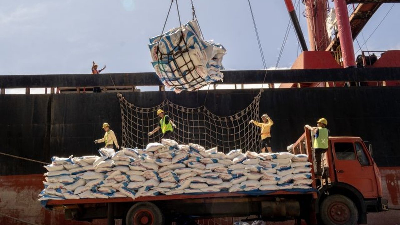 Provinsi Sumbar menerima 1.100 ton Alokasi Pupuk NPK Sumbar bersubsidi dari Aceh untuk memenuhi kebutuhan petani di musim tanam 2026, memastikan stabilitas pertanian lokal.