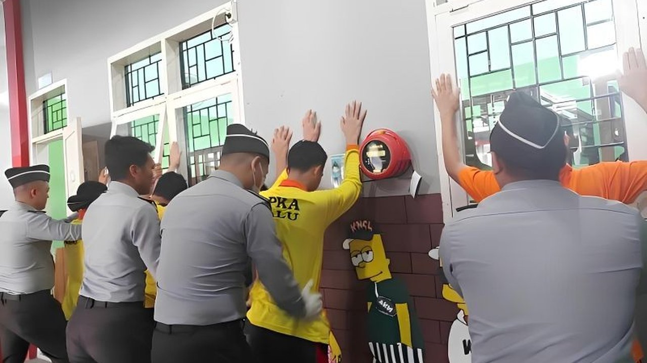 Lembaga Pembinaan Khusus Anak (LPKA) Kelas II Palu memperkuat pengawasan narkoba dan barang terlarang melalui penggeledahan blok hunian serta tes urine mendadak, menegaskan komitmen menjaga integritas lembaga.
