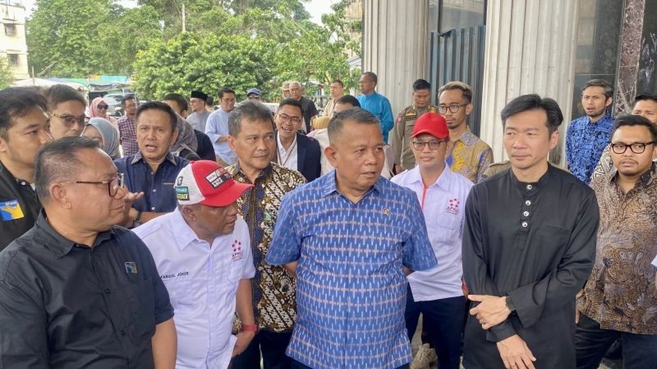 Wakil Menteri Usaha Mikro, Kecil, dan Menengah (Wamen UMKM) Helvi Yuni Moraza meninjau potensi pengembangan UMKM Batam di kawasan belanja pedestrian. Penataan ini diharapkan memperkuat Batam sebagai destinasi wisata belanja.