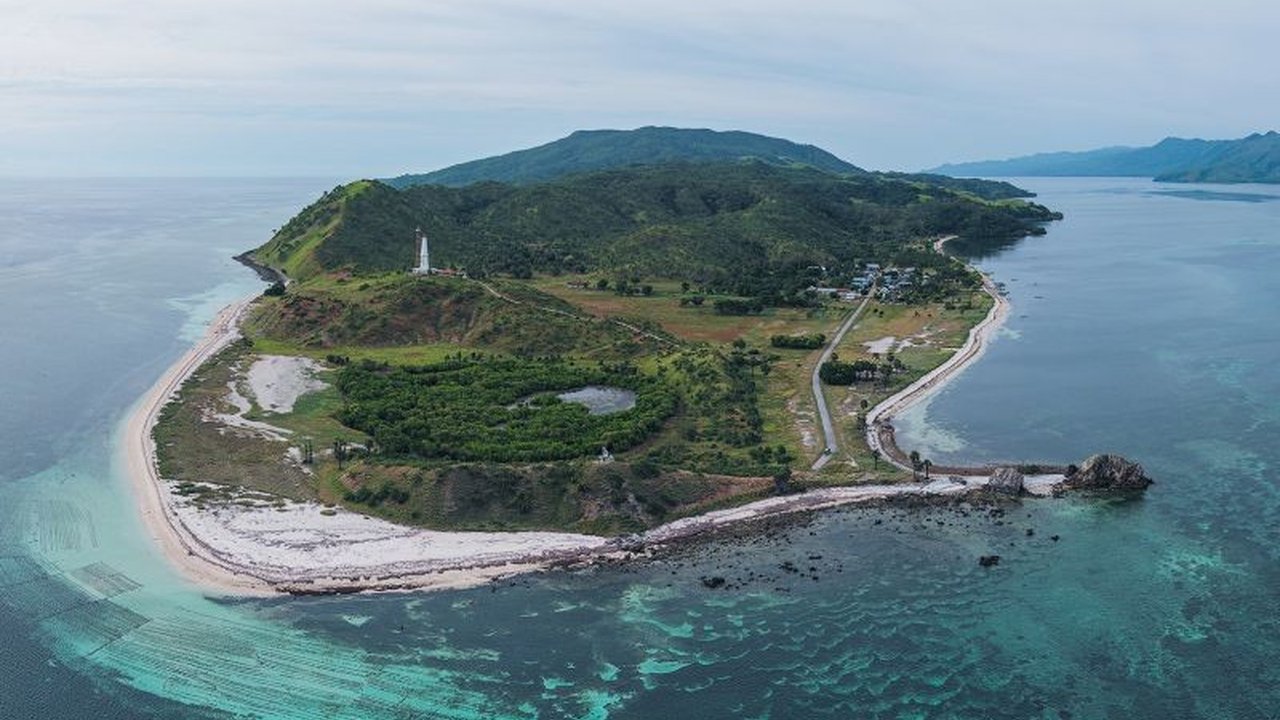 Pemerintah Indonesia secara resmi menetapkan Kawasan Konservasi Laut Wetar Barat seluas lebih dari 325.000 hektar di Maluku, sebuah langkah strategis untuk menjaga keanekaragaman hayati laut dan keberlanjutan ekosistem. Penasaran dengan potensi perlindung