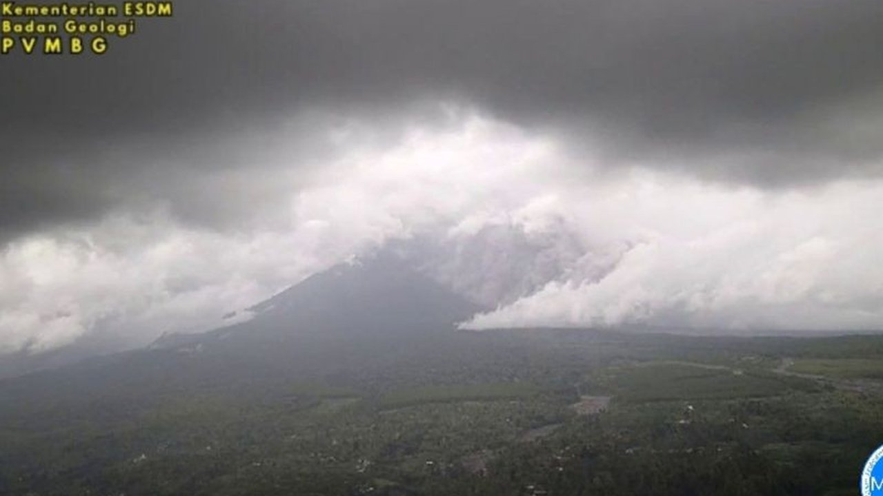 Gunung Semeru di Lumajang kembali erupsi pada Jumat sore, meluncurkan awan panas sejauh 4 kilometer. PVMBG menetapkan status Siaga Level III pasca erupsi Gunung Semeru, meminta masyarakat waspada.