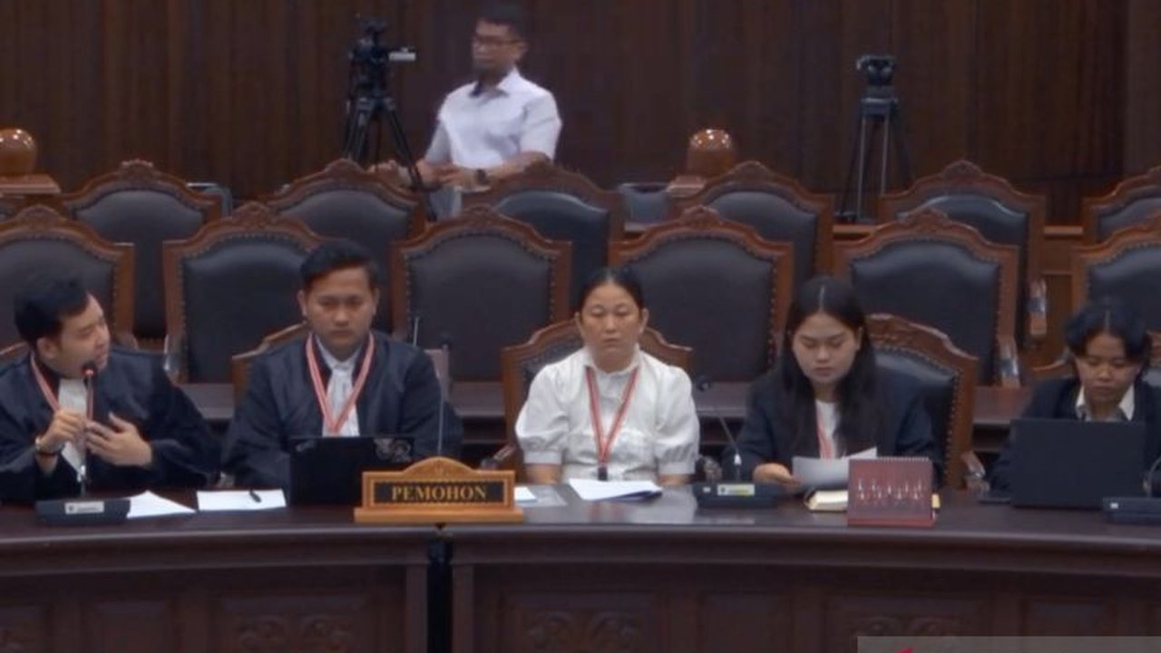 Dua pegawai swasta mengajukan uji materi KUHP dan KUHAP baru di Mahkamah Konstitusi, mempersoalkan pasal penggelapan dan prosedur penyelidikan yang dinilai merugikan.