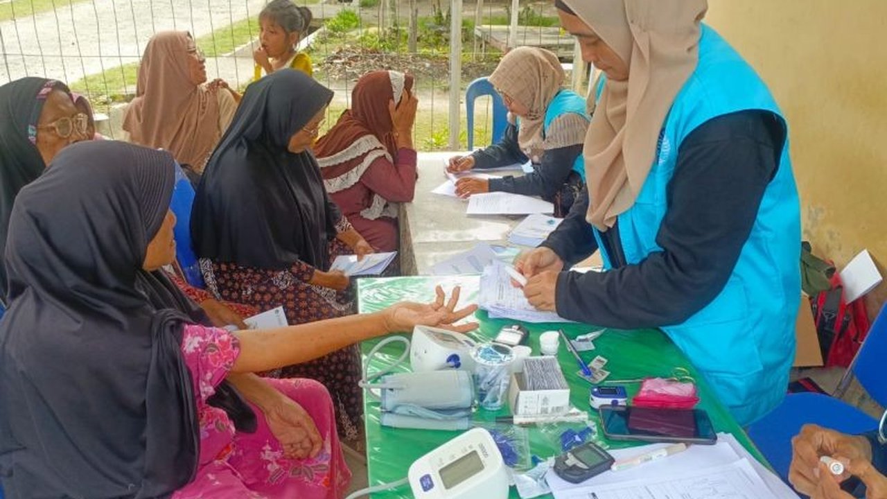 Fakultas Ilmu Keperawatan Universitas Indonesia (FIK UI) dampingi korban banjir Sorkam Tapanuli Tengah, memberikan layanan kesehatan fisik dan psikososial, serta bantuan logistik untuk pemulihan pascabencana.