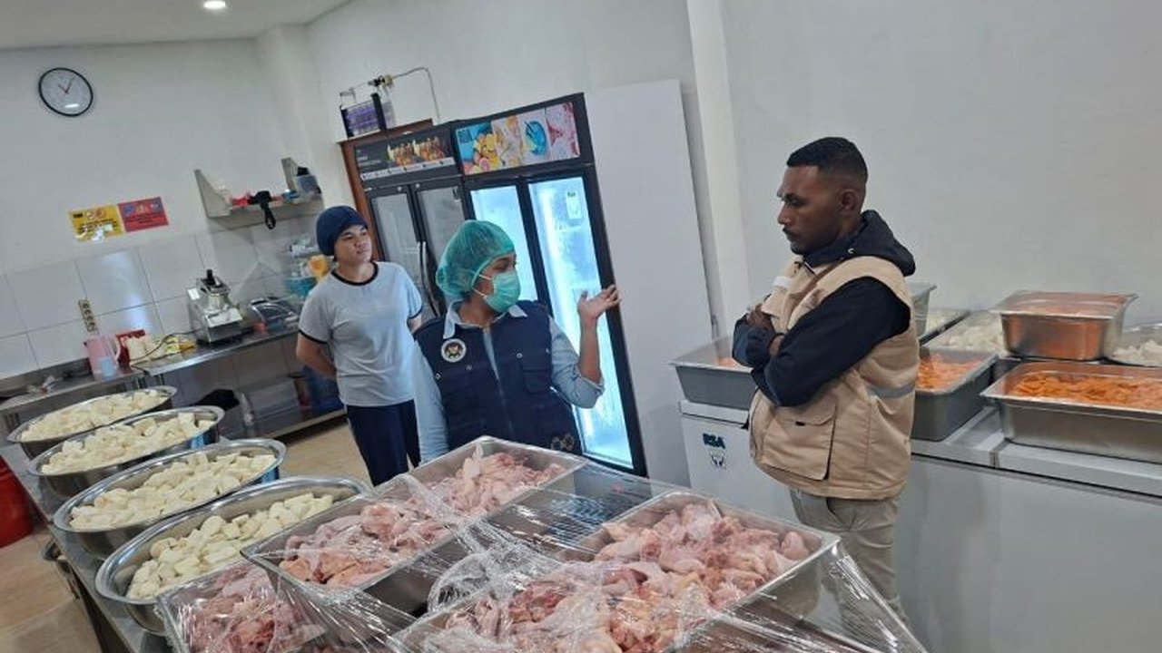Badan Gizi Nasional (BGN) melaporkan 94.743 penerima manfaat Program Makanan Bergizi Gratis Papua Barat sepanjang 2025. Siapa saja yang mendapatkan bantuan gizi ini dan bagaimana implementasinya di lapangan?