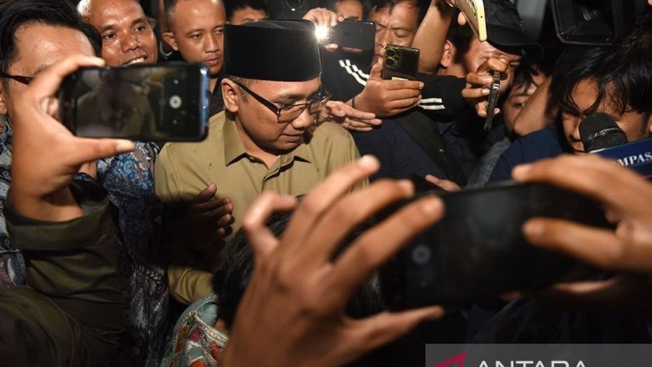 Komisi Pemberantasan Korupsi (KPK) resmi menetapkan mantan Menteri Agama Yaqut Cholil Qoumas dan staf khususnya, Gus Alex, sebagai tersangka dalam kasus dugaan korupsi kuota haji tahun 2023-2024, memicu pertanyaan besar.