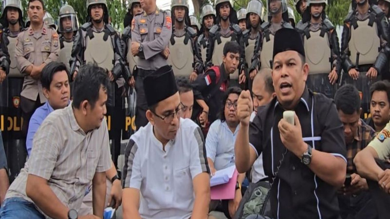 DPRD Sulteng resmi mengesahkan Perda PPMHA Sulteng, sebuah regulasi krusial untuk mengakui dan melindungi hak-hak masyarakat adat di Sulawesi Tengah, termasuk yang lintas kabupaten/kota. Perda ini menjadi payung hukum penting yang telah lama diperjuangkan