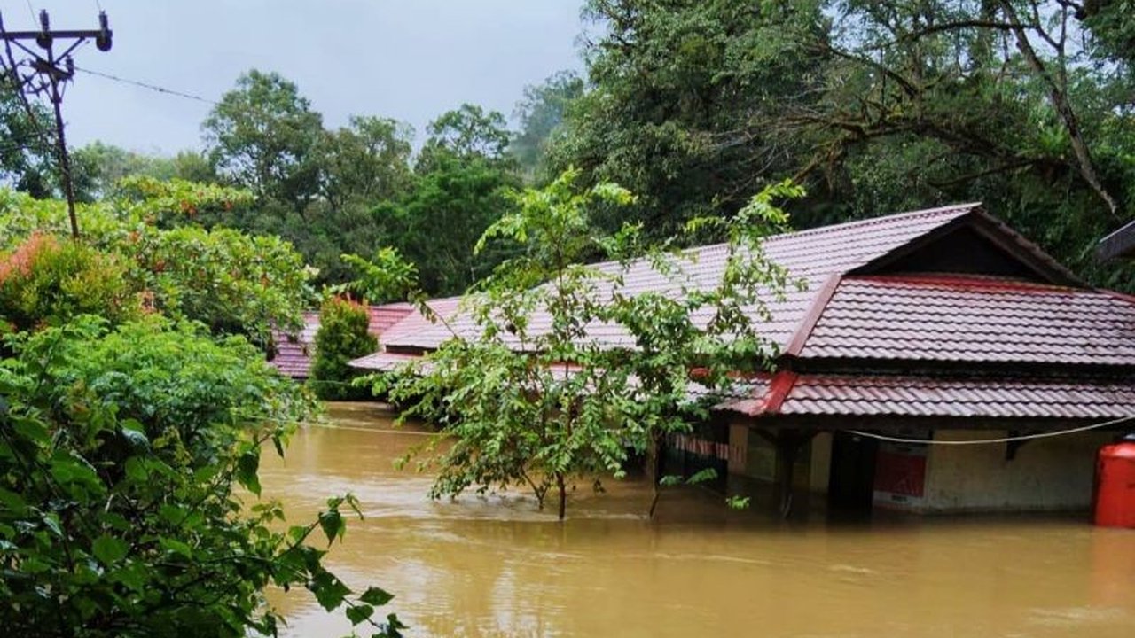 Intensitas hujan tinggi menyebabkan enam kecamatan di Kabupaten Bengkayang terendam banjir, mengganggu aktivitas warga dan memutus akses transportasi. BPBD Bengkayang terus memantau situasi dan mengimbau masyarakat untuk tetap waspada.