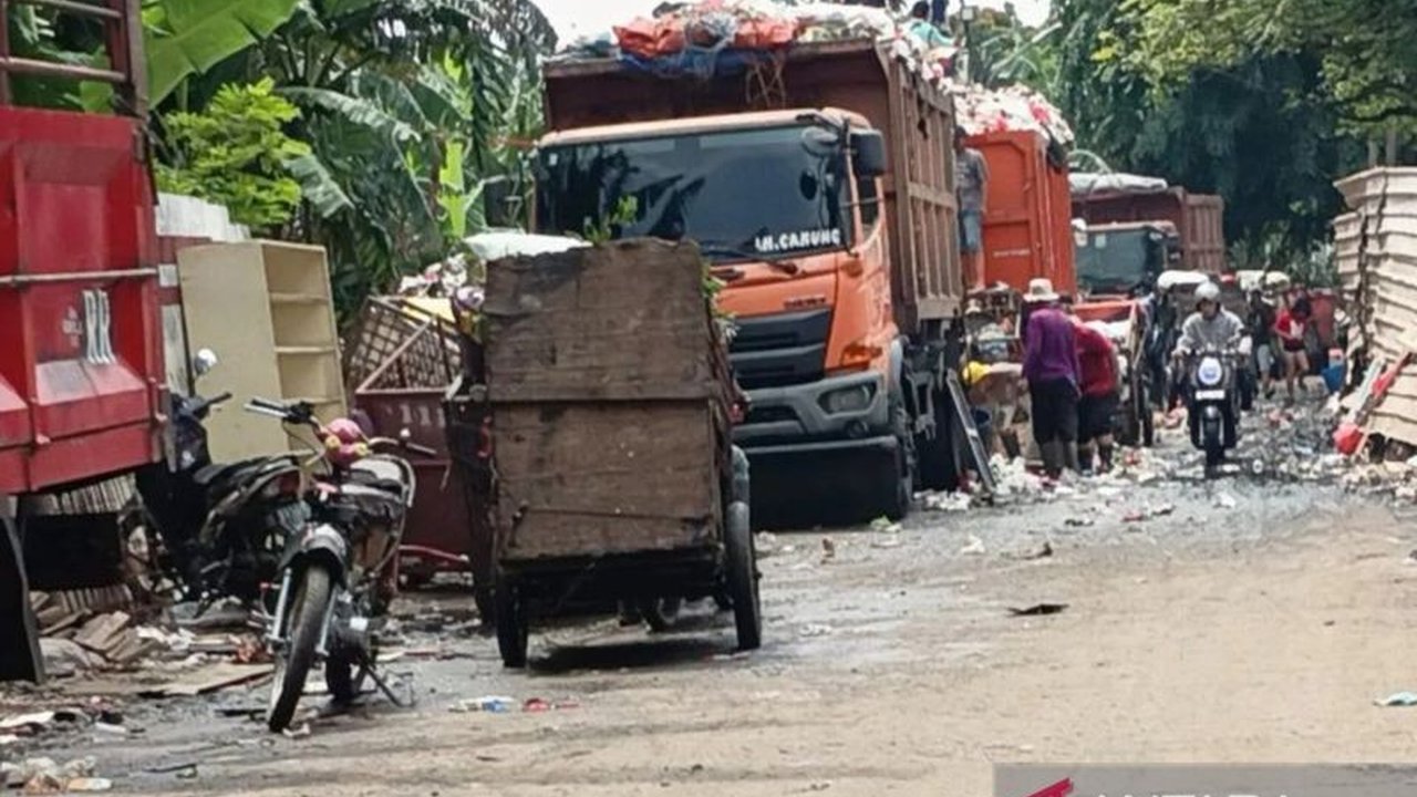 Suku Dinas Lingkungan Hidup Jakarta Timur resmi melakukan penutupan TPS Rusunawa PIK 2 di Cakung setelah dikeluhkan warga, kini lahan tersebut akan dialihfungsikan menjadi ruang terbuka hijau untuk kenyamanan penghuni.