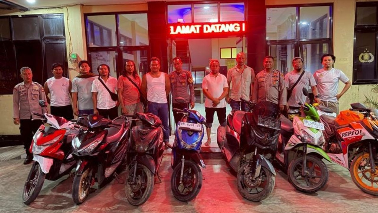 Polres Lombok Tengah gerebek rumah penyimpanan motor curian di Kecamatan Pujut, Lombok Tengah. Enam unit sepeda motor berhasil diamankan, sementara pelaku masih dalam pengejaran.