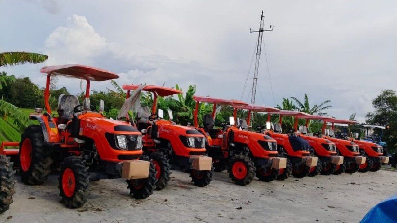 Kementerian Pertanian (Kementan) menyalurkan bantuan peralatan pertanian kepada kelompok tani di Lebak, Banten, untuk mendukung swasembada pangan nasional dan meningkatkan produktivitas petani, serta kesejahteraan ekonomi mereka.