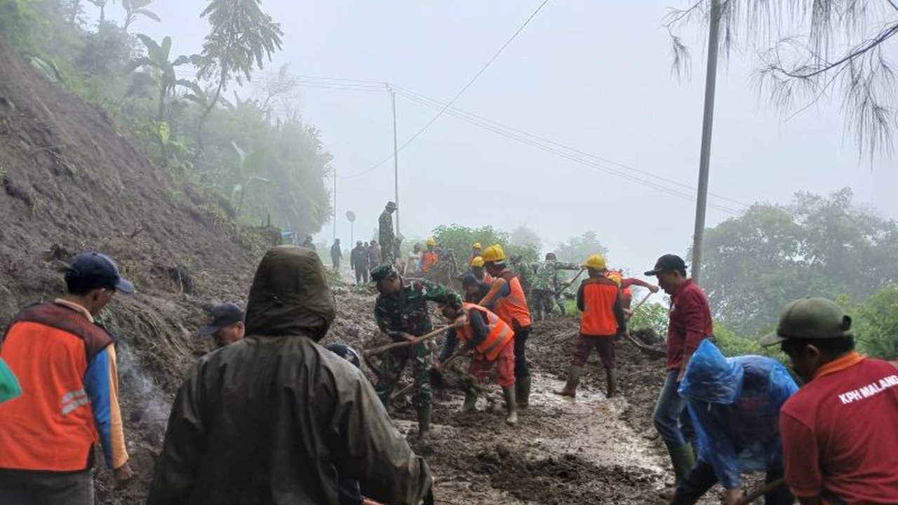 BPBD Kabupaten Malang bergerak cepat menangani longsor Bromo Malang di Jalan Raya Gubugklakah, jalur utama menuju kawasan wisata Gunung Bromo, memastikan tidak ada korban jiwa dan mengupayakan pemulihan akses.