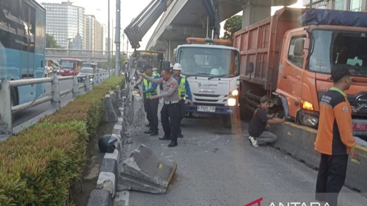 Sebuah truk sampah menabrak separator busway di Jalan MT Haryono, Jakarta Selatan, Jumat pagi. Polisi menduga insiden truk tabrak separator busway ini akibat pengemudi kurang konsentrasi.