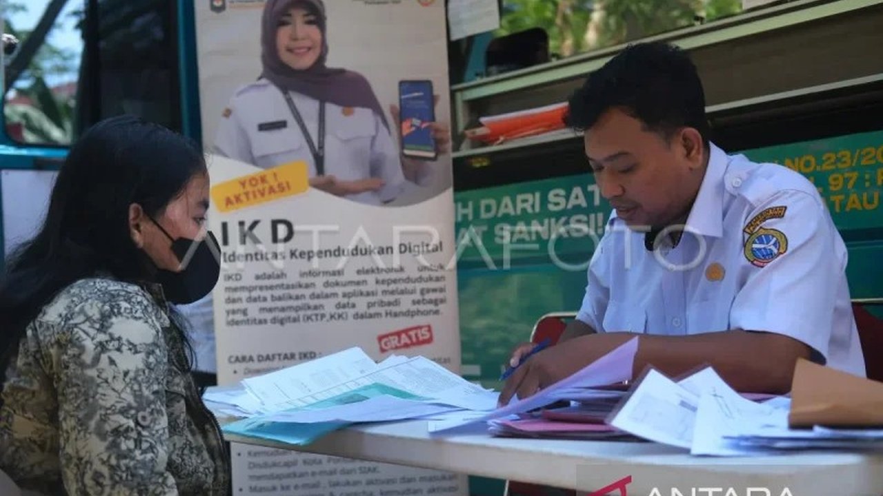 Disdukcapil Makassar mengimbau masyarakat untuk berhati-hati terhadap modus penipuan yang mengatasnamakan instansi tersebut untuk aktivasi KTP digital, menyusul 50 laporan kerugian sepanjang 2025.