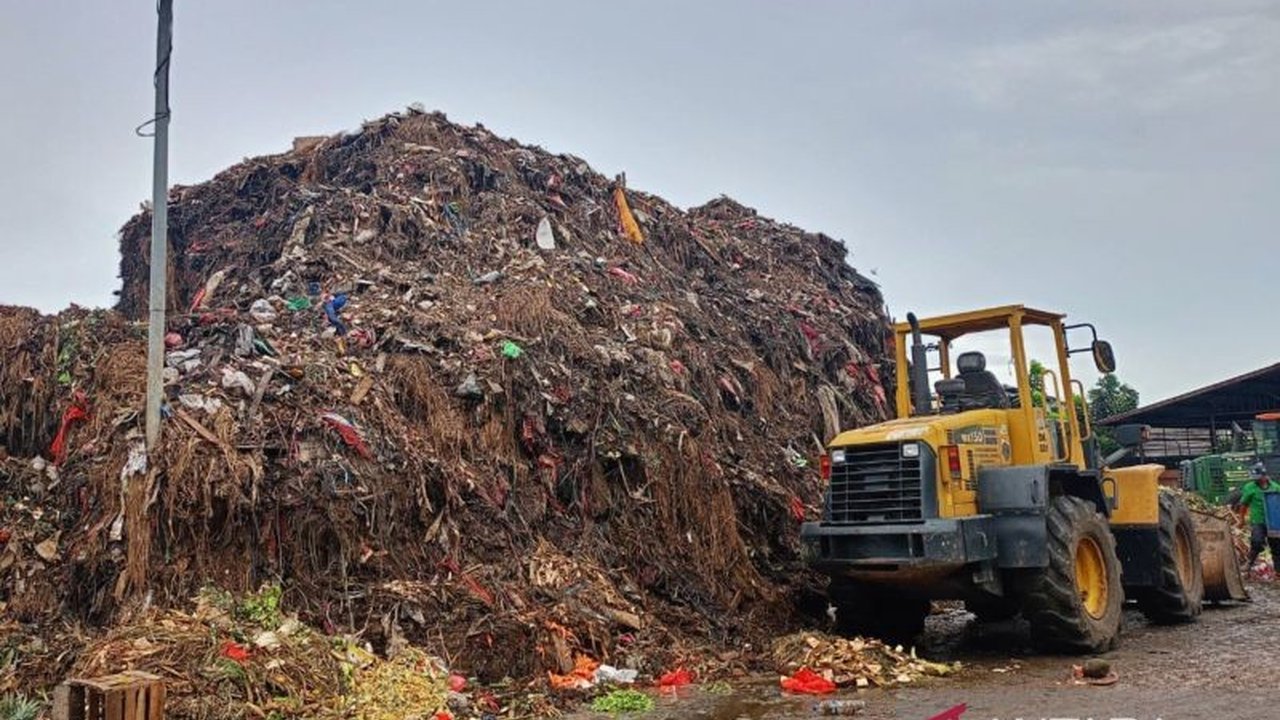 Lonjakan volume sampah di Pasar Induk Kramat Jati menjadi perhatian serius, mendorong Suku Dinas Lingkungan Hidup (Sudin LH) Jakarta Timur untuk menargetkan penanganan tuntas dalam lima hari ke depan.