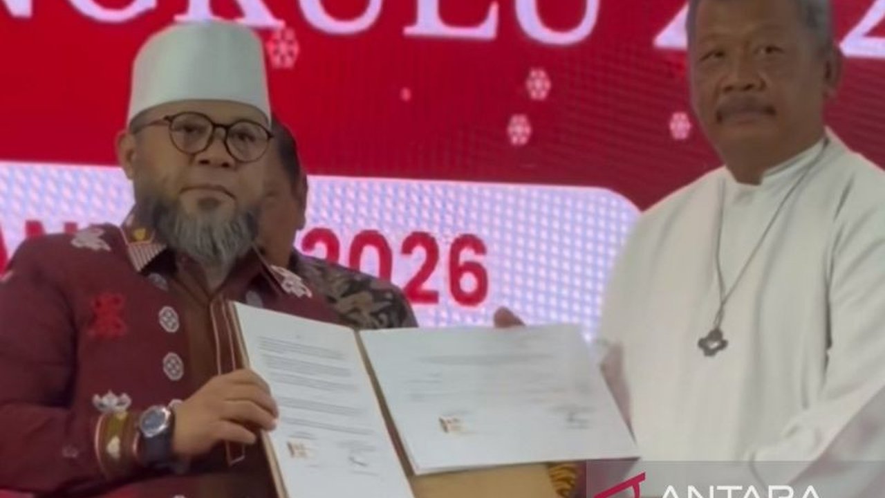 Gubernur Bengkulu Helmi Hasan menyerahkan surat pembebasan lahan Gereja Katolik yang telah puluhan tahun bermasalah, menandai penyelesaian isu hukum dan memperkuat kerukunan umat beragama di Bengkulu.