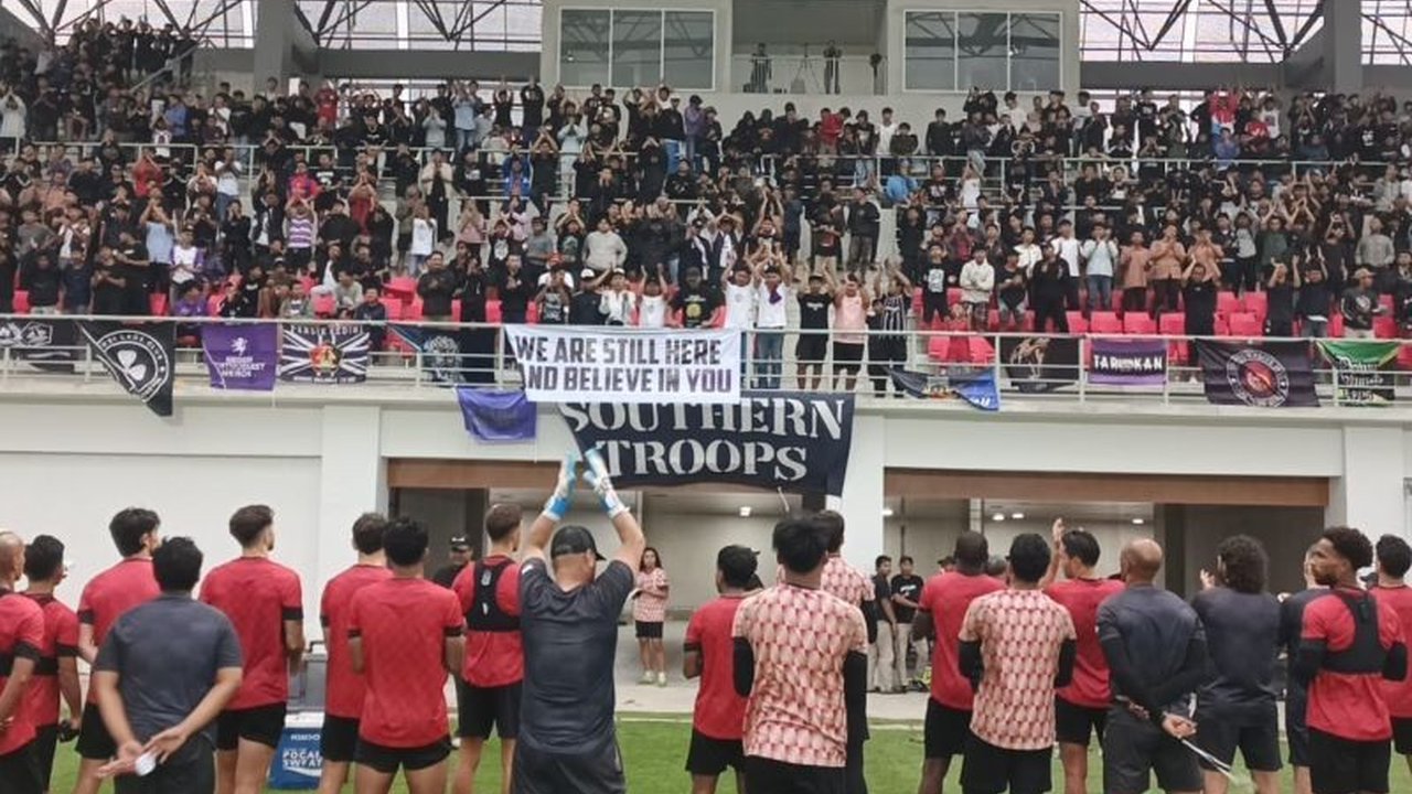 Jelang laga sengit Derby Jatim, Dukungan Suporter Persik Kediri membanjiri latihan tim, membakar semangat Macan Putih untuk meraih tiga poin penting melawan Arema FC.