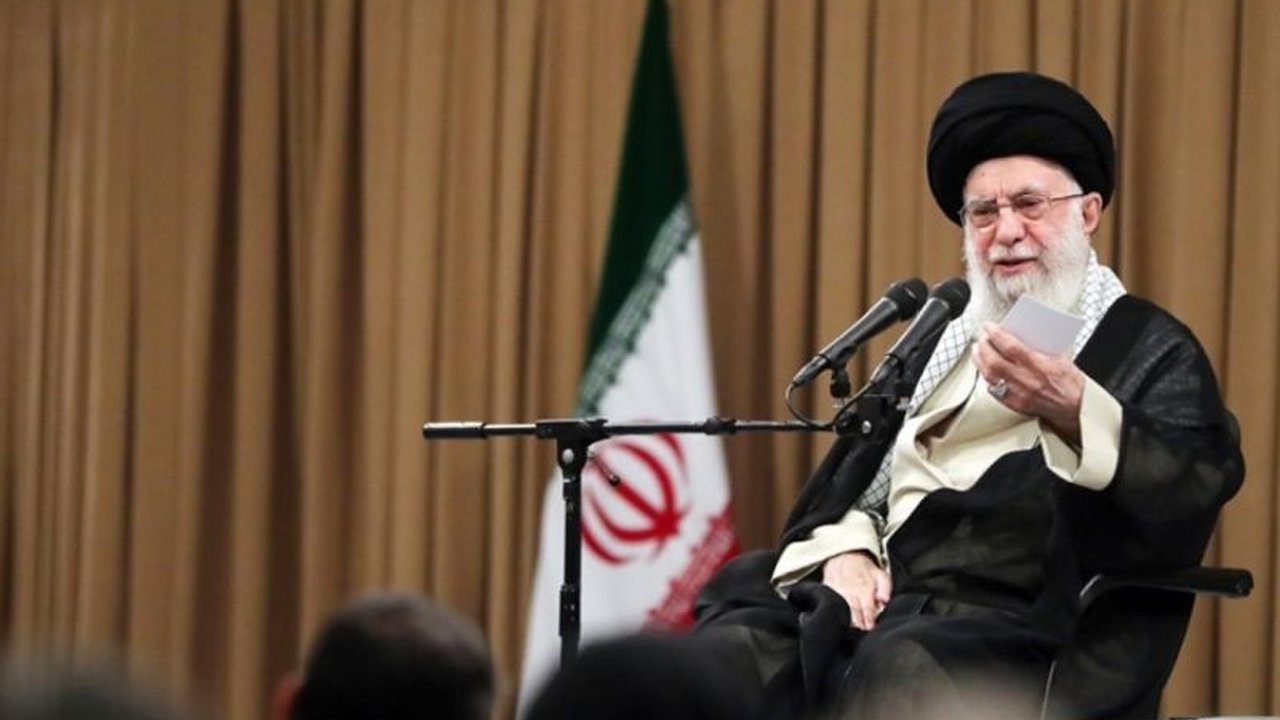 Pemimpin Tertinggi Iran, Ayatollah Ali Khamenei, memperingatkan demonstran untuk tidak berkolaborasi dengan pihak asing di tengah gelombang Demonstrasi Iran. Ia juga mengecam Presiden AS Donald Trump.