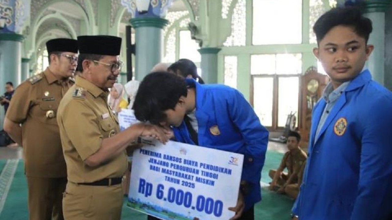 Pemerintah Kota Tangerang kembali membuka pendaftaran Bansos Mahasiswa Pemkot Tangerang mulai 12 Januari 2026, menawarkan bantuan Rp6 juta bagi mahasiswa kurang mampu untuk tahun anggaran 2027.