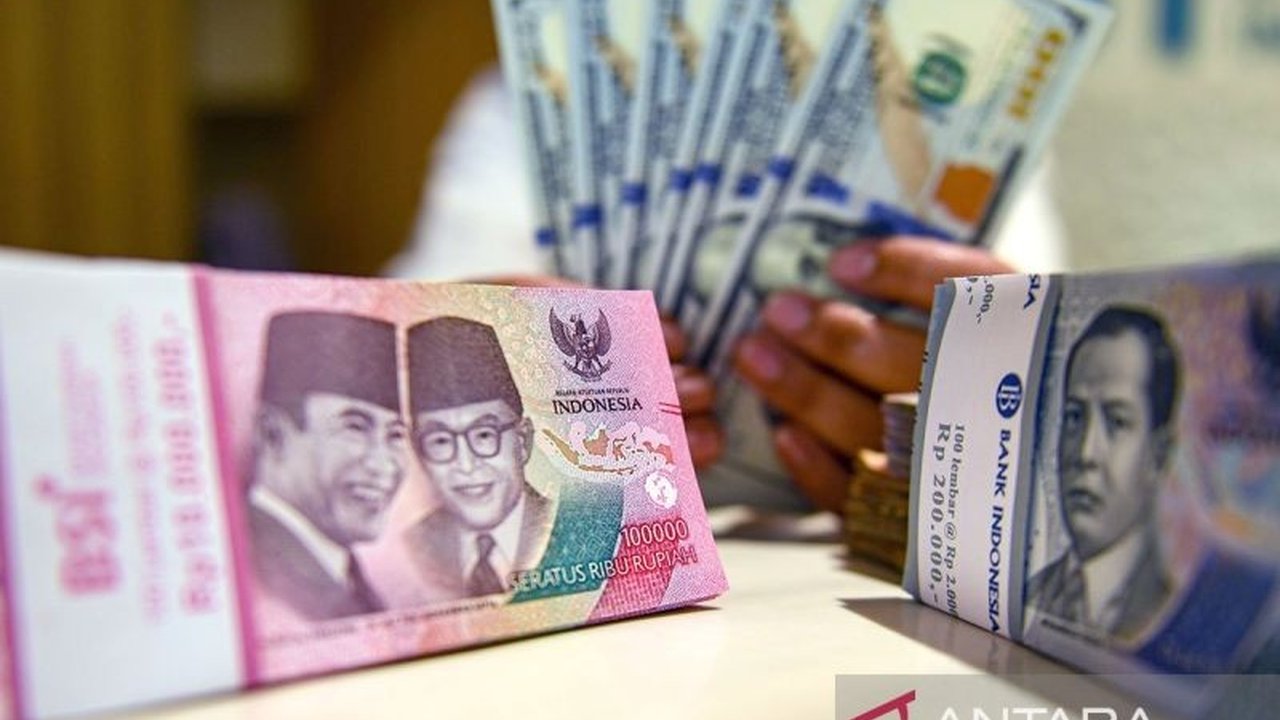Nilai tukar Rupiah melemah hingga Rp16.606 per dolar AS, dipicu oleh ketidakpastian global seperti government shutdown di AS dan krisis politik di Eropa. Simak penyebab lengkapnya!