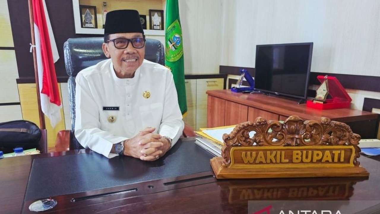 Pemerintah Kabupaten Natuna telah resmi menonaktifkan seorang oknum camat setelah dugaan tindakan asusila terhadap anak di bawah umur mencuat. Oknum Camat Natuna Dinonaktifkan sementara dari jabatannya.