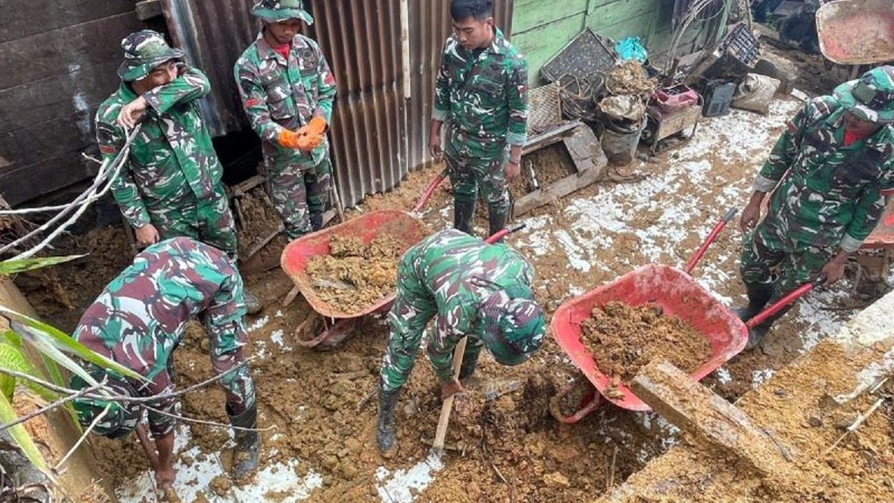 Satgas Penanggulangan Bencana Alam Kodam I/Bukit Barisan aktif dalam penanganan bencana Taput, membersihkan rumah warga terdampak longsor di Desa Dolok Nauli. Aksi ini wujud kepedulian TNI untuk mempercepat pemulihan pasca-bencana.